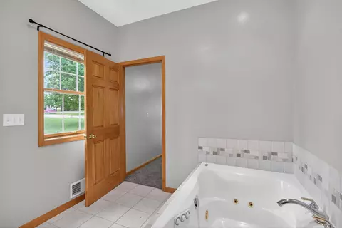 Bath - 7121 Glendale Pl, Jackson, MI 49201 photo 4 of 7