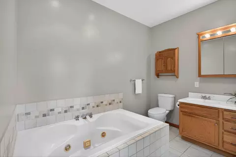 Bath - 7121 Glendale Pl, Jackson, MI 49201 photo 3 of 7