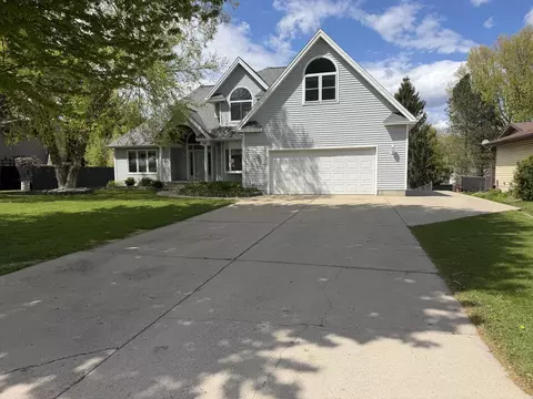 607 Apache Dr, Fremont, MI 49412