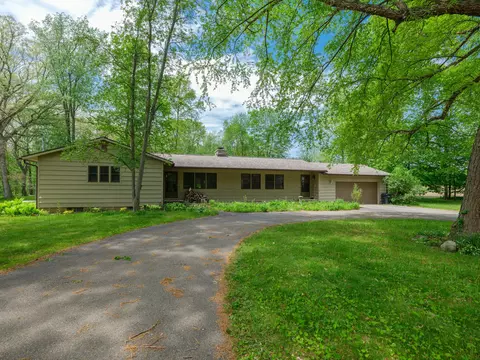 726 Sycamore Bnd, Plainwell, MI 49080