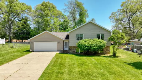 475 Greenbriar Pl, Jonesville, MI 49250