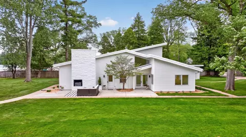 5010 Woodland Rd, Jackson, MI 49203
