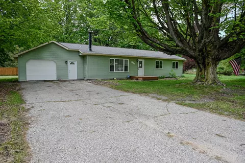 603 River St, Luther, MI 49656