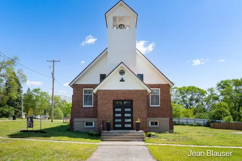10 1st St, Stanwood, MI 49346