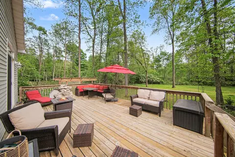 Exterior - 2088 Hickory Ln, Jackson, MI 49201 photo 4 of 8