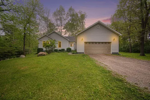 2088 Hickory Ln, Jackson, MI 49201