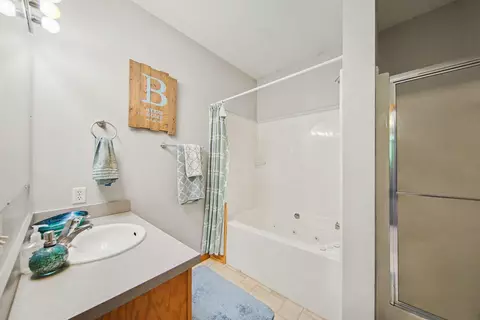 Bath - 2088 Hickory Ln, Jackson, MI 49201 photo 1 of 2