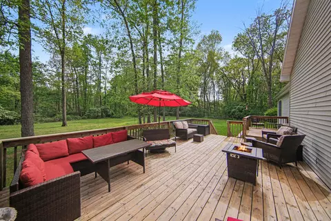 Exterior - 2088 Hickory Ln, Jackson, MI 49201 photo 5 of 8
