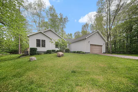 Exterior - 2088 Hickory Ln, Jackson, MI 49201 photo 2 of 8