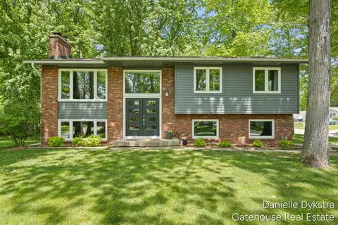 4063 Cambridge Dr, Hudsonville, MI 49426