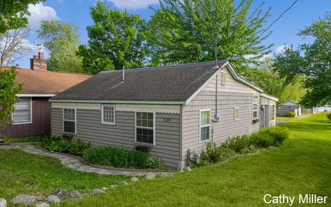 3309 Dumont Lake Dr, Allegan, MI 49010