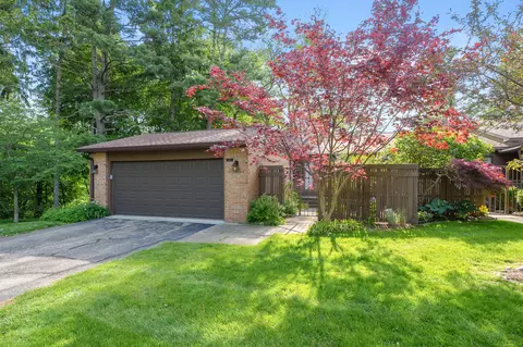 121 Pine Cove Cir, Kalamazoo, MI 49006