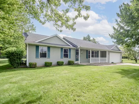 54163 Ridgeview Cir, Paw Paw, MI 49079