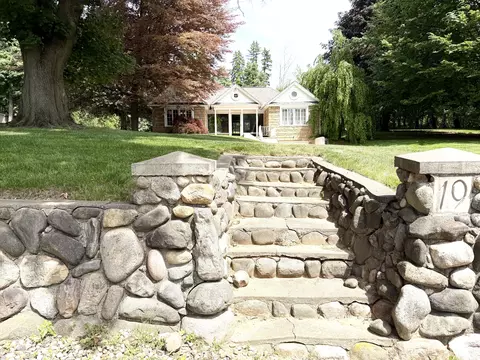 19 S Moorland Dr, Battle Creek, MI 49015