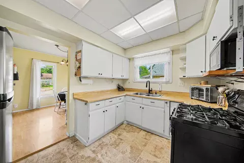 Kitchen - 514 Jefferson St, Jackson, MI 49202 photo 2 of 3