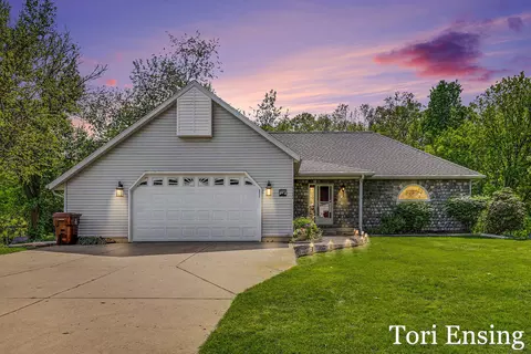 10874 Wildwood Dr, Greenville, MI 48838