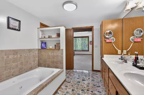 Bath - 2934 Robinson Rd, Jackson, MI 49203 photo 5 of 6