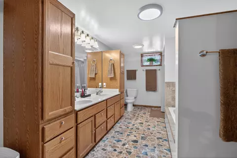 Bath - 2934 Robinson Rd, Jackson, MI 49203 photo 2 of 6