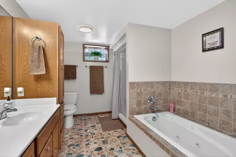 Bath - 2934 Robinson Rd, Jackson, MI 49203 photo 4 of 6
