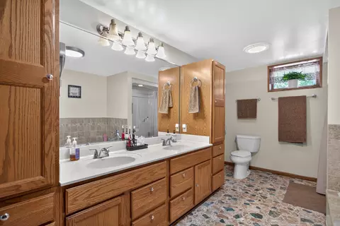 Bath - 2934 Robinson Rd, Jackson, MI 49203 photo 3 of 6