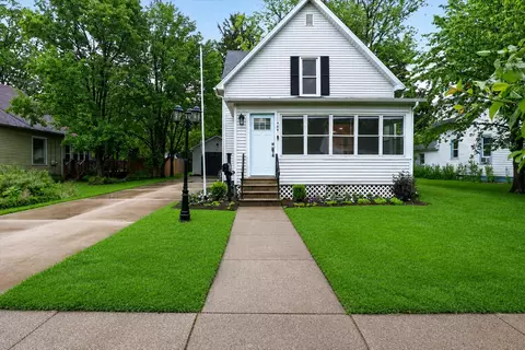 409 Oak St, Three Oaks, MI 49128