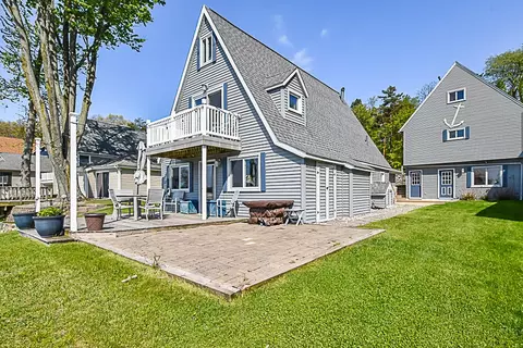 1210 N Eagle Lake Dr, Kalamazoo, MI 49009