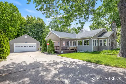 17284 Coles Park Rd, Spring Lake, MI 49456