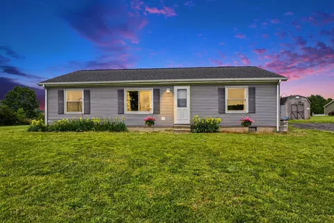 3065 Chamberlain Rd, Buchanan, MI 49107