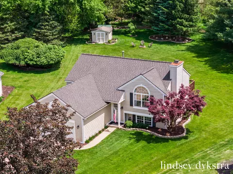 2206 Thistledowne Dr NE, Grand Rapids, MI 49505