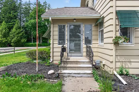 Exterior - 802 Oakridge Dr, Jackson, MI 49203 photo 4 of 9