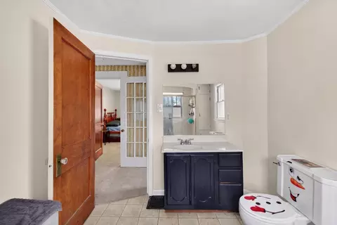 Bath - 802 Oakridge Dr, Jackson, MI 49203 photo 4 of 5