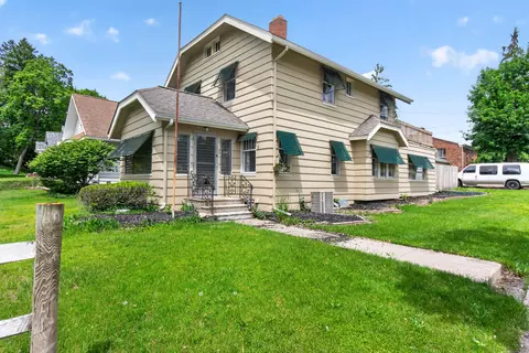 802 Oakridge Dr, Jackson, MI 49203