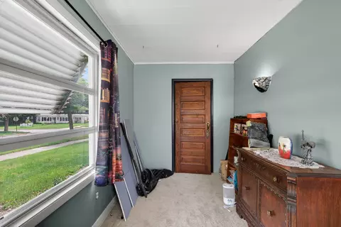 Entry Way - 802 Oakridge Dr, Jackson, MI 49203 photo 2 of 4