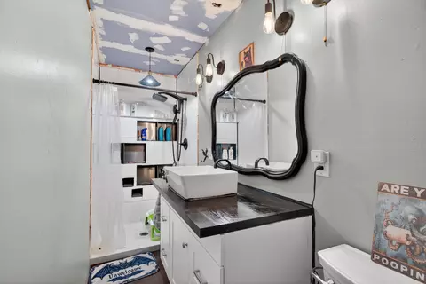 Bath - 802 Oakridge Dr, Jackson, MI 49203 photo 1 of 5