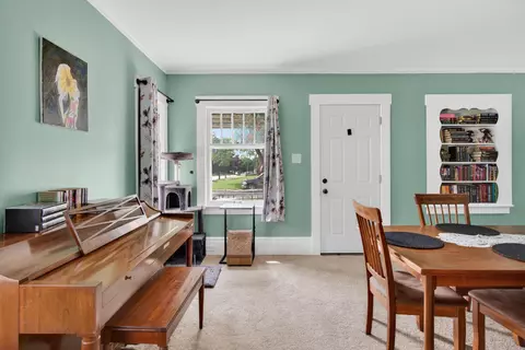 Entry Way - 802 Oakridge Dr, Jackson, MI 49203 photo 3 of 4