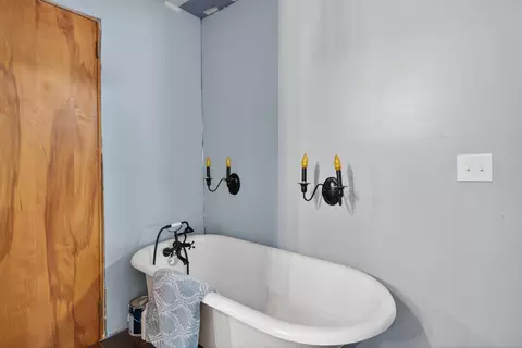 Bath - 802 Oakridge Dr, Jackson, MI 49203 photo 2 of 5