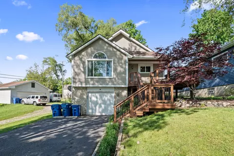 1008 Beachland Blvd, Waterford, MI 48328