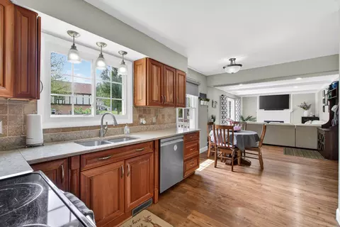 Kitchen - 5275 Timbercrest Trl, Jackson, MI 49201 photo 5 of 5