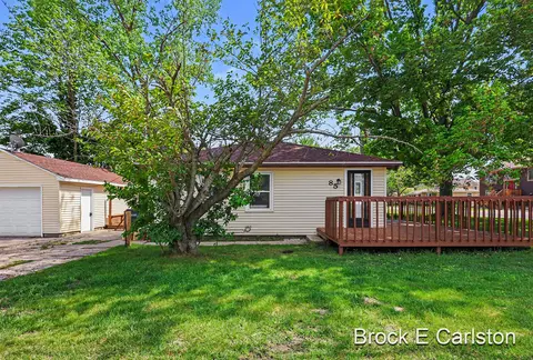 85 Lakeshore Blvd, Norton Shores, MI 49444