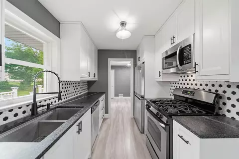 Kitchen - 1321 Michael Dr, Jackson, MI 49202 photo 2 of 4