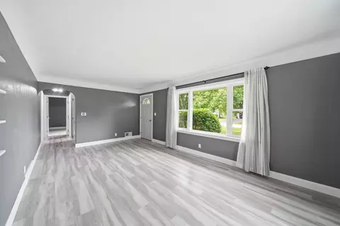Living - 1321 Michael Dr, Jackson, MI 49202 photo 2 of 3