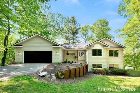 17610 Simmons Ave NE, Cedar Springs, MI 49319