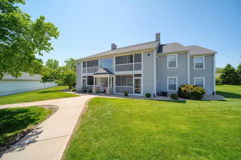 822 W Barrington Cir, Jackson, MI 49203