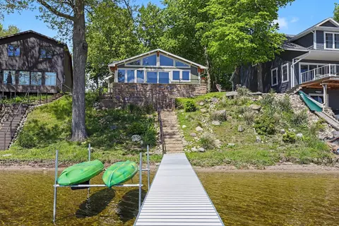 527 Crystal Beach Dr, Coldwater, MI 49036