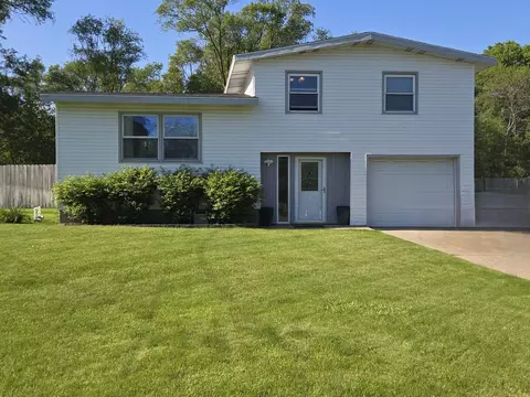1852 Oak Park Dr, Muskegon, MI 49442