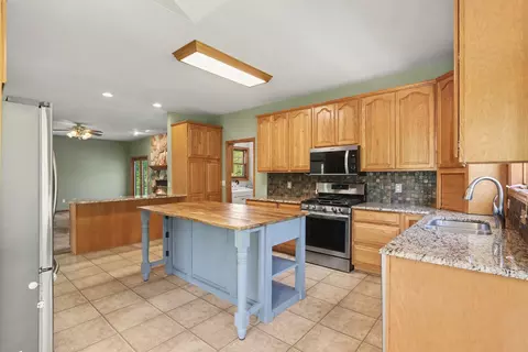 Kitchen - 10031 Taplin Ln, Plainwell, MI 49080 photo 2 of 5