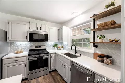Kitchen - 1239 103rd Ave, Plainwell, MI 49080 photo 5 of 7