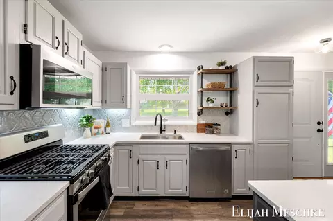 Kitchen - 1239 103rd Ave, Plainwell, MI 49080 photo 6 of 7