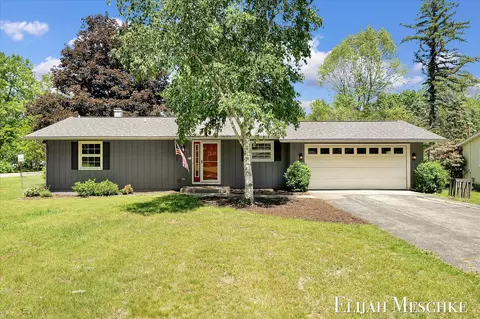 1239 103rd Ave, Plainwell, MI 49080
