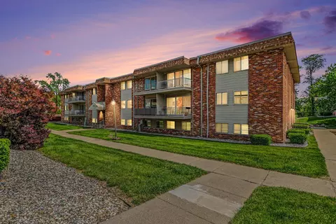 734 W Kilgore Rd #303, Kalamazoo, MI 49008